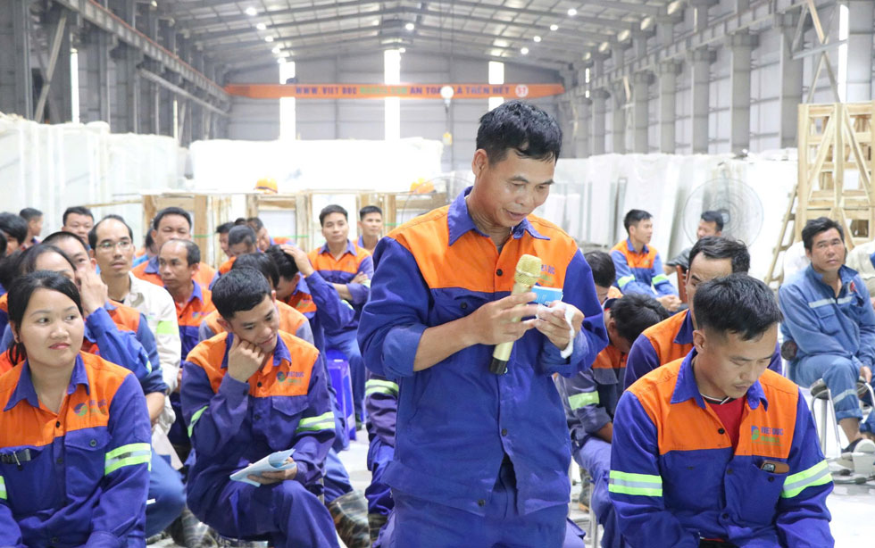 Luc Yen Commune Trade Union coordinates with Social Insurance to organize a dialogue conference with workers. Photo: An Vi