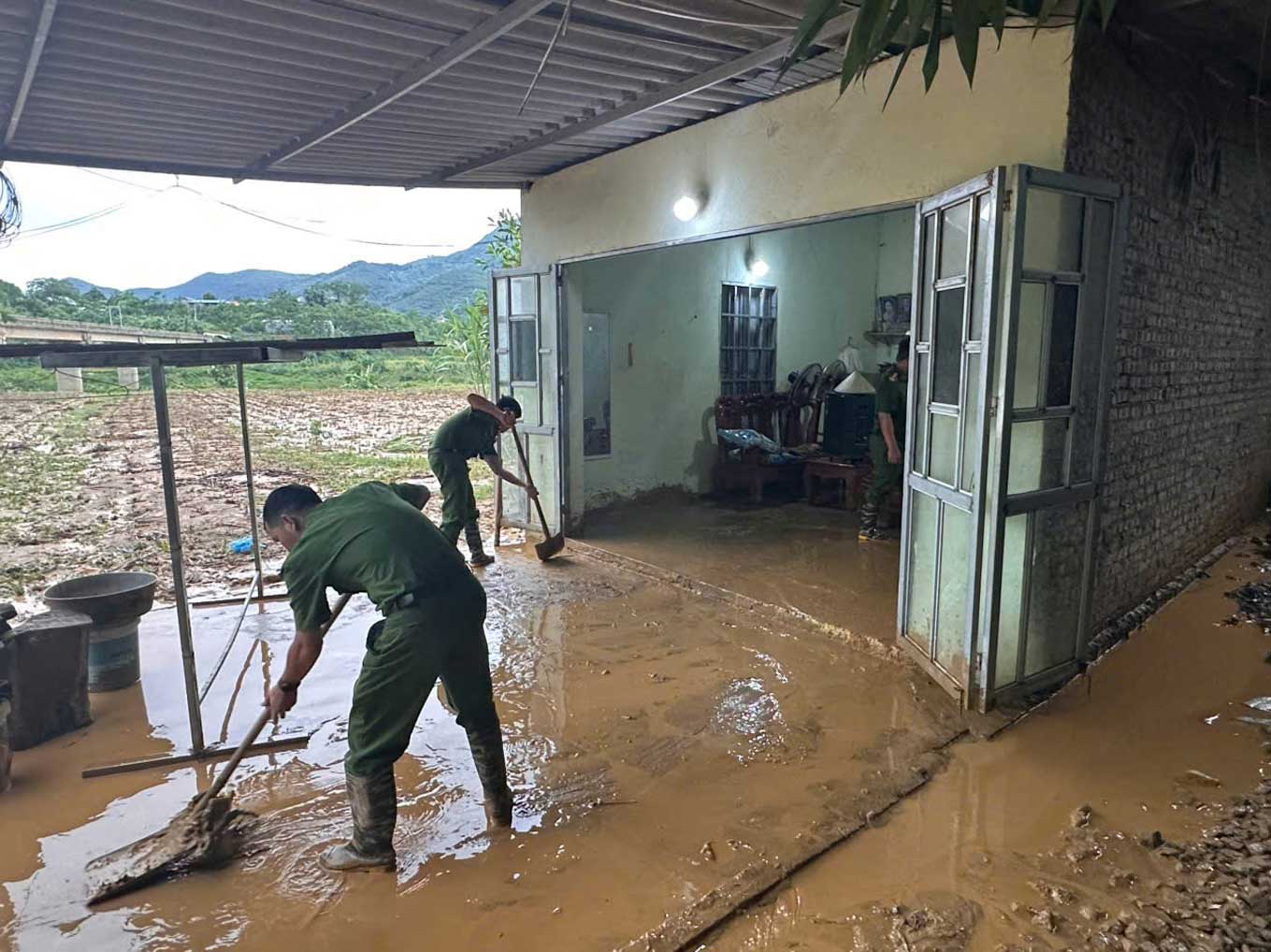 Công an xã Liên Sơn giúp người dân khắc phục hậu quả mưa dông, sạt lở đất. Ảnh: Công an Lào Cai