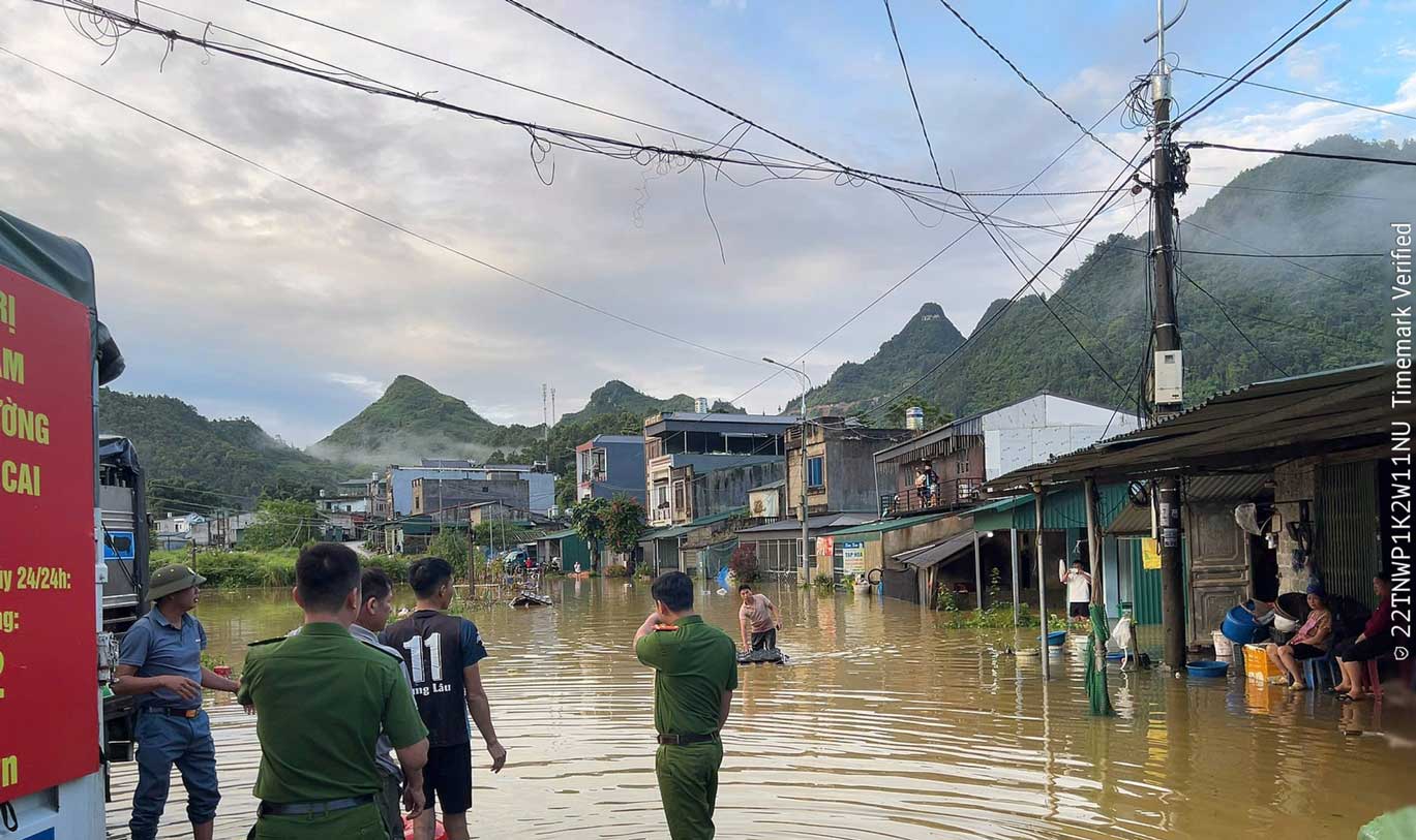Công an xã Mường Khương hỗ trợ người dân di dời tài sản sau mưa lớn. Ảnh: Công an Lào Cai.