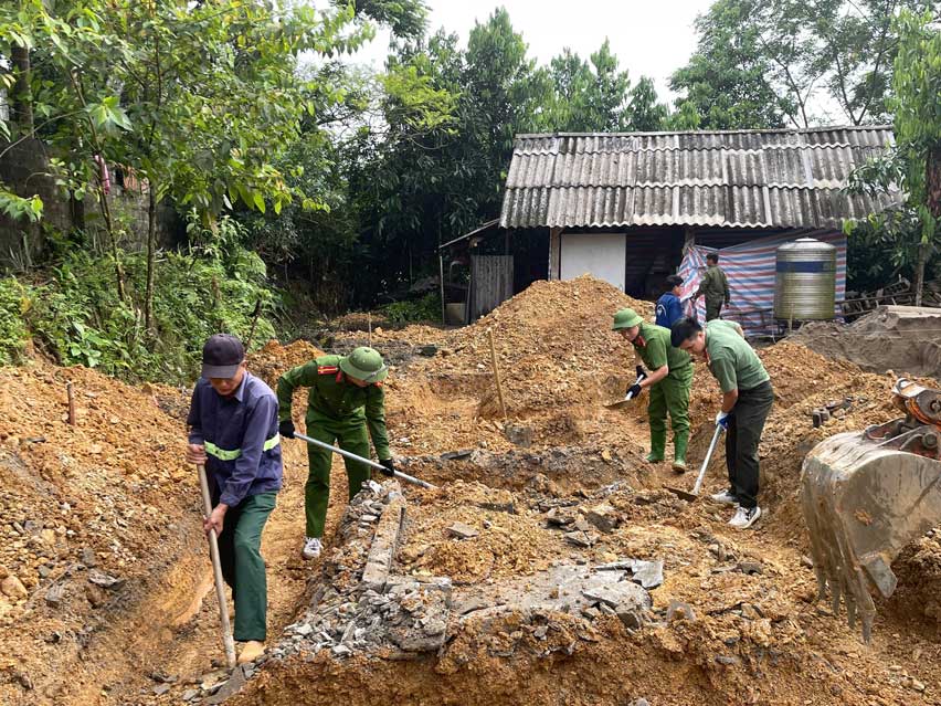 Công an xã Thượng Bằng La hỗ trợ hộ nghèo đào móng xây dựng nhà mới. Ảnh: Công an Lào Cai