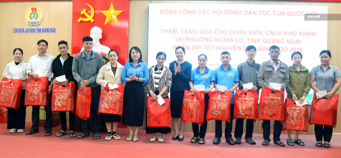 Trade union organization presents gifts to encourage workers and laborers in the area. Photo: Thanh Tuan