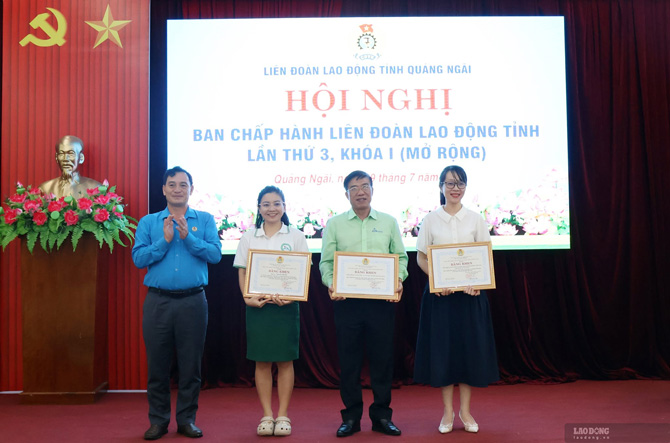 Lãnh đạo LĐLĐ tỉnh trao bằng khen cho các cá nhân, tập thể có thành tích trong Tháng công nhân và Tháng hành động về An toàn vệ sinh lao động 2026. Ảnh: Thanh Tuấn