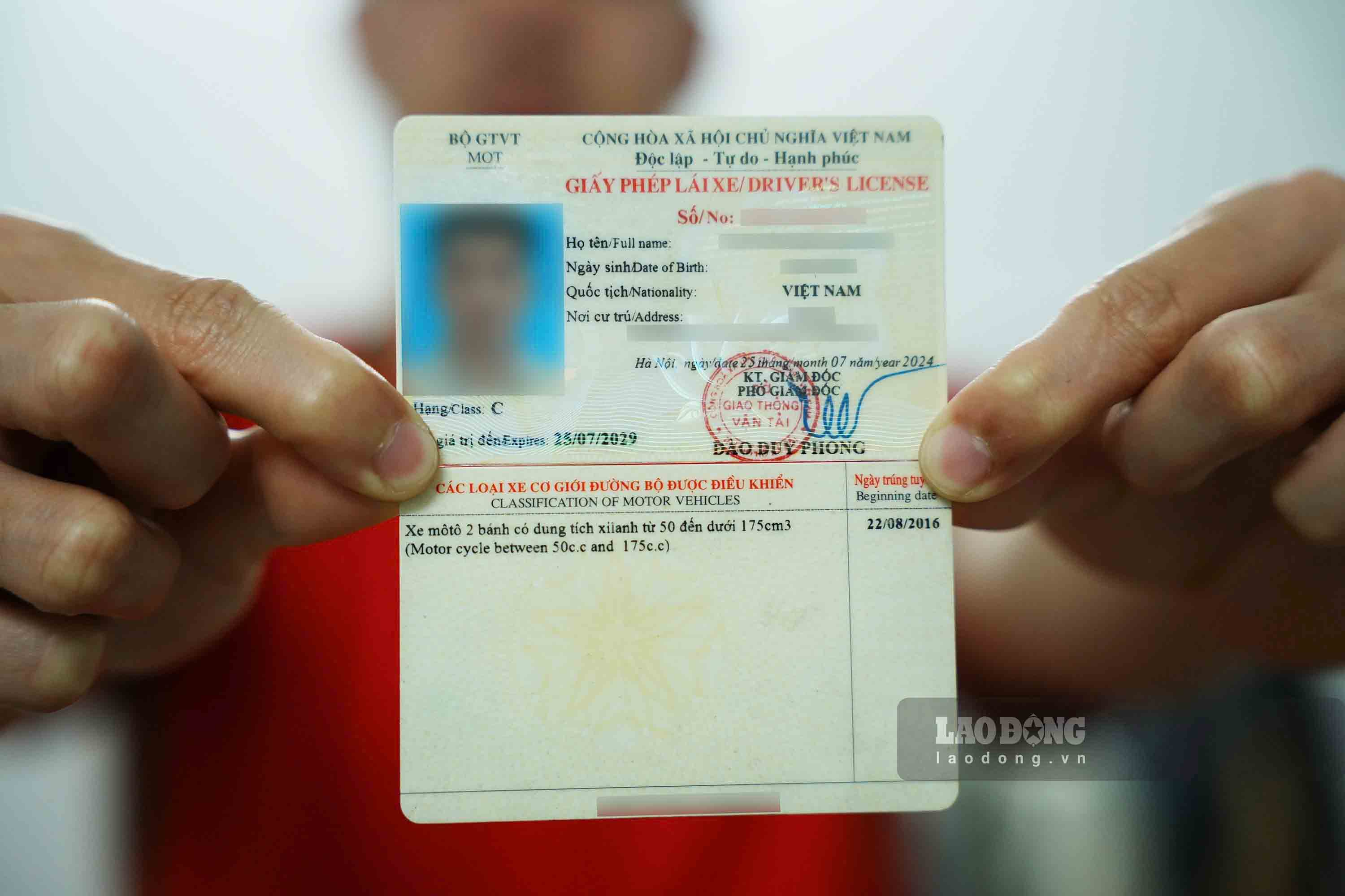 Giấy phép lái xe do Bộ Giao thông Vận tải cấp từ trước 1.3.2025. Ảnh: Sóng Hữu 