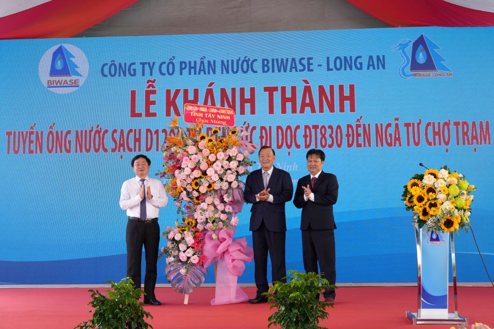 Tỉnh Tây Ninh tặng lẵng hoa chúc mừng nhà đầu tư khánh thành công trình. Ảnh: Biwase cung cấp