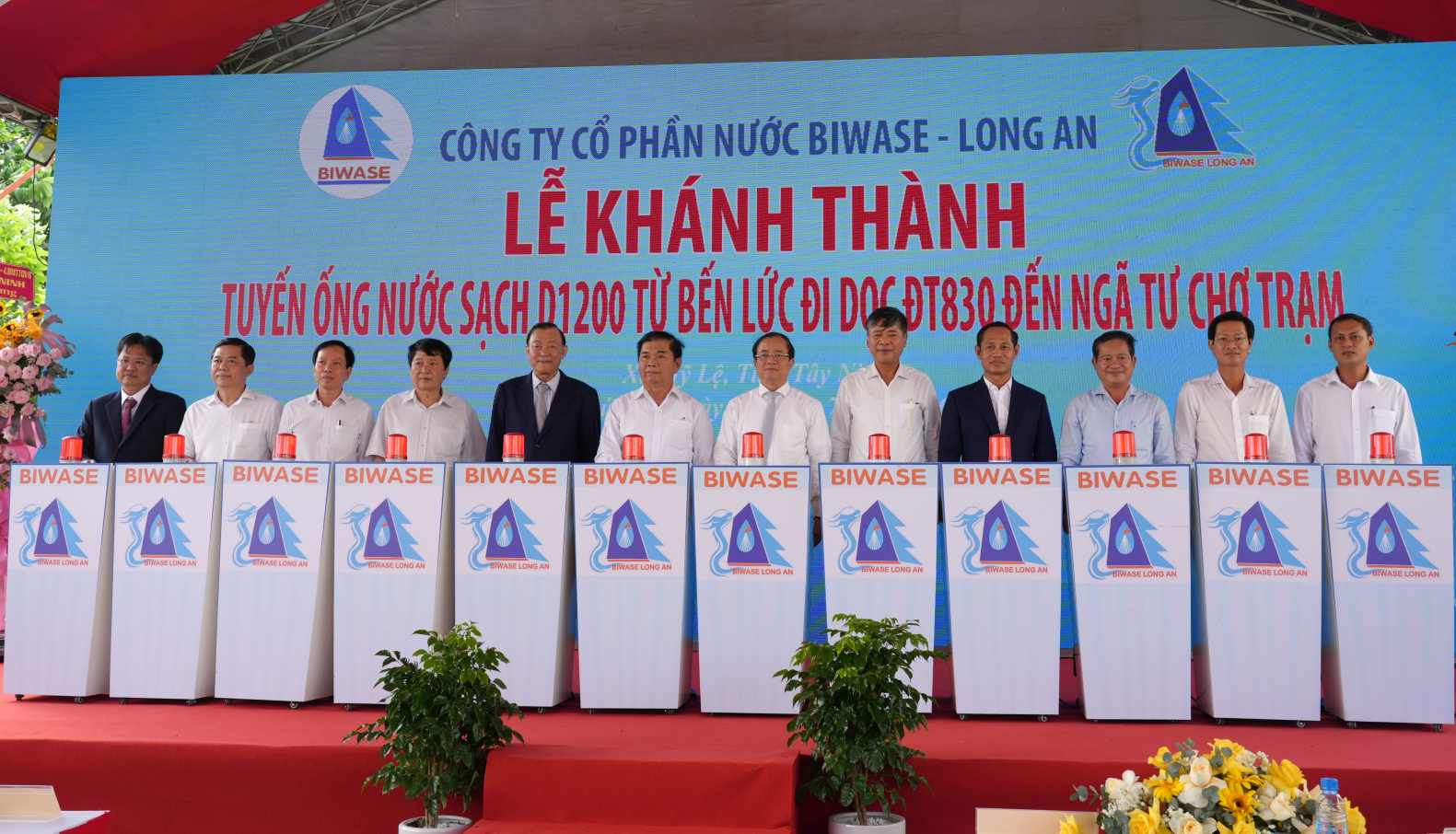Delegates press the button to inaugurate the D1200 clean water pipeline from Ben Luc commune along DT 830 to Cho Tram intersection, My Le commune, Tay Ninh province. Photo: Biwase provided