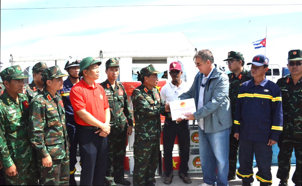 The Vietnamese delegation presented medical equipment, medicine, food, tents... and donated 15,000 USD to support the Venezuelan people to overcome the consequences of natural disasters. Photo: Propaganda and Training Department