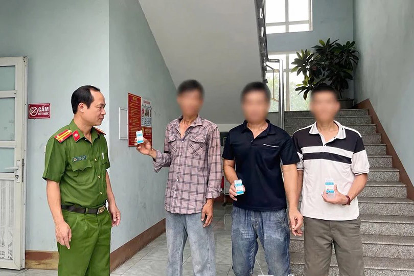 Doan Hung Commune Police (Phu Tho) conducts rapid drug inspections for cases being treated for opioid addiction with Methadone. Photo: Phu Tho Provincial e-Portal