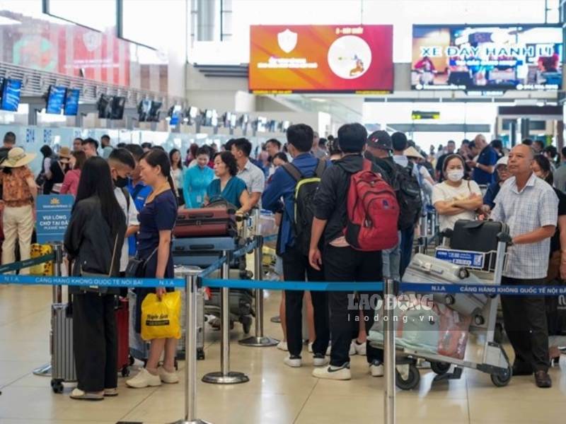 Passengers are compensated a maximum of 440,000 VND, when flight delays or cancellations occur. Photo: To Cong.
