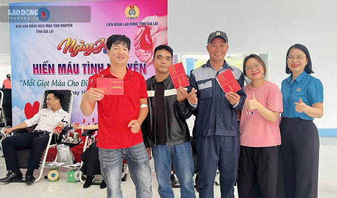Union members and workers participate in voluntary blood donation. Photo: Thanh Tuan