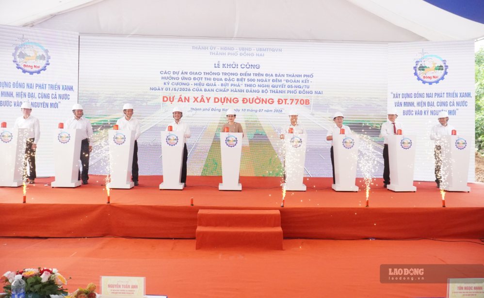 Các đại biểu thực hiện nghi lễ khởi công Dự án Xây dựng đường ĐT.770B. Ảnh: Hà Anh Chiến