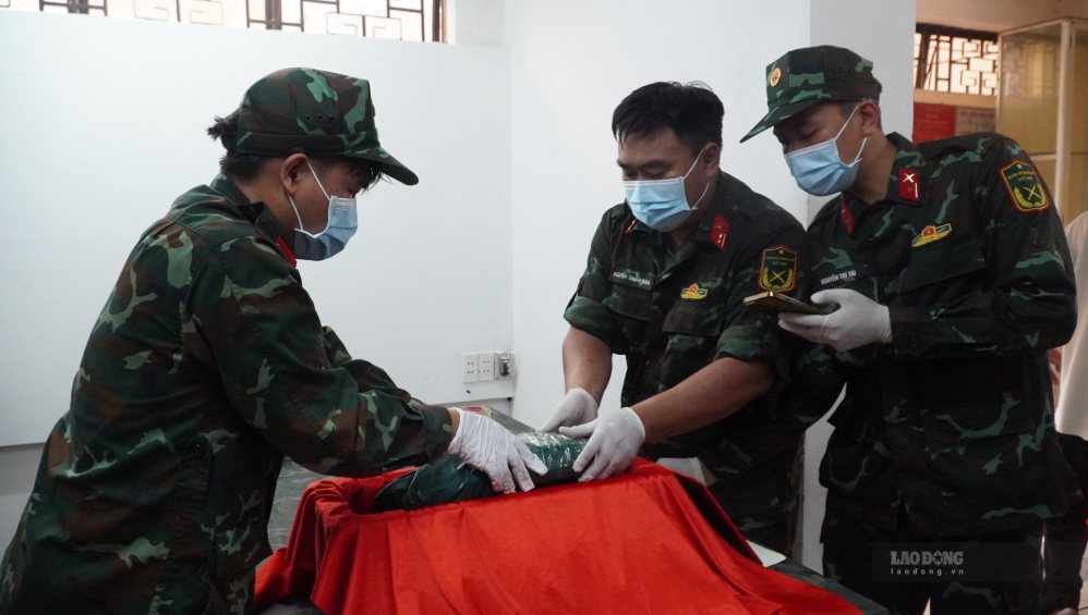 Những bộ hài cốt và phần đất xung quanh được lấy mẫu, làm sạch và lưu giữ cẩn thận phục vụ công tác giám định ADN. Ảnh: Anh Tú