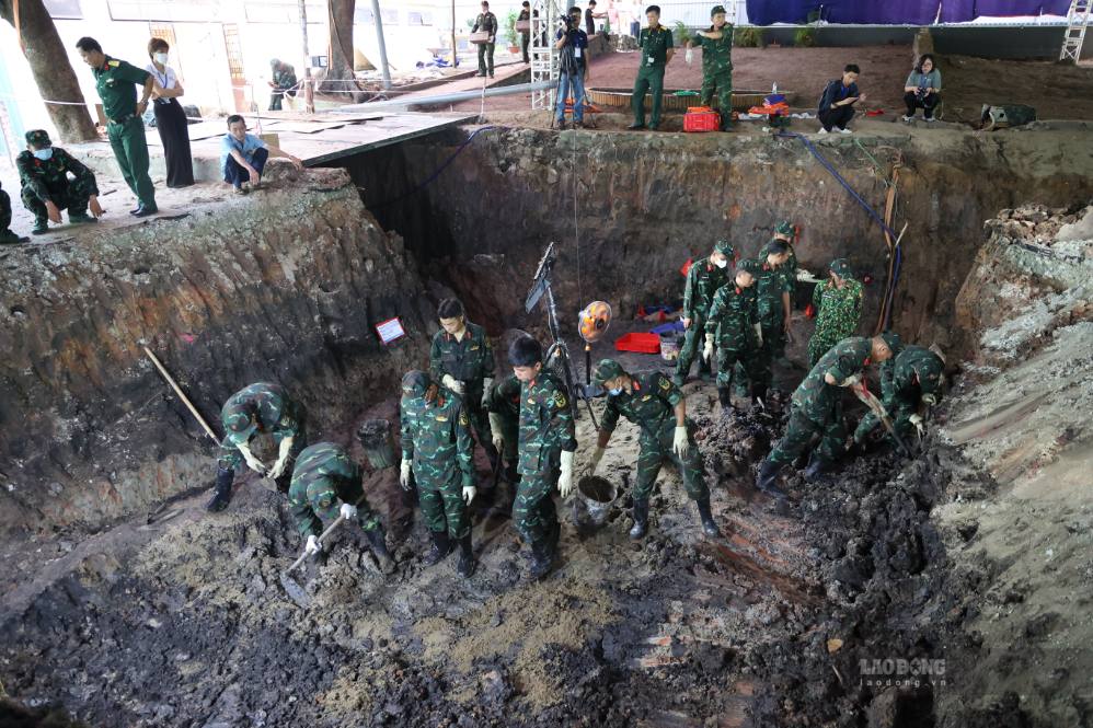  Máy xúc và lực lượng thủ công tiếp tục mở rộng khu vực khai quật tại Công viên Lê Thị Riêng trong sáng 10.7. Ảnh: Anh Tú  