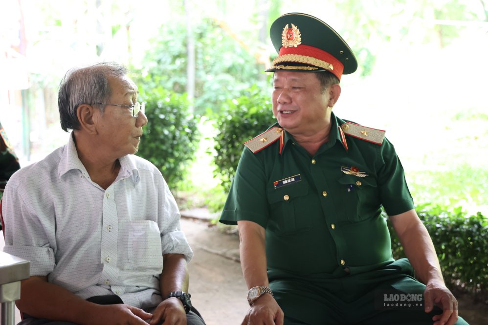  Thiếu tướng Trần Chí Tâm - Phó Chính ủy Quân khu 7 trò chuyện với nhân chứng tại hiện trường. Ảnh: Anh Tú