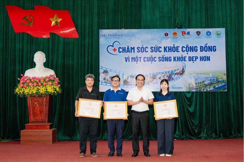 Đại diện địa phương trao “tấm lòng vàng nhân đạo” cho DHG Pharma, AloBacsi và Daisy Media. Ảnh: DHG Pharma
