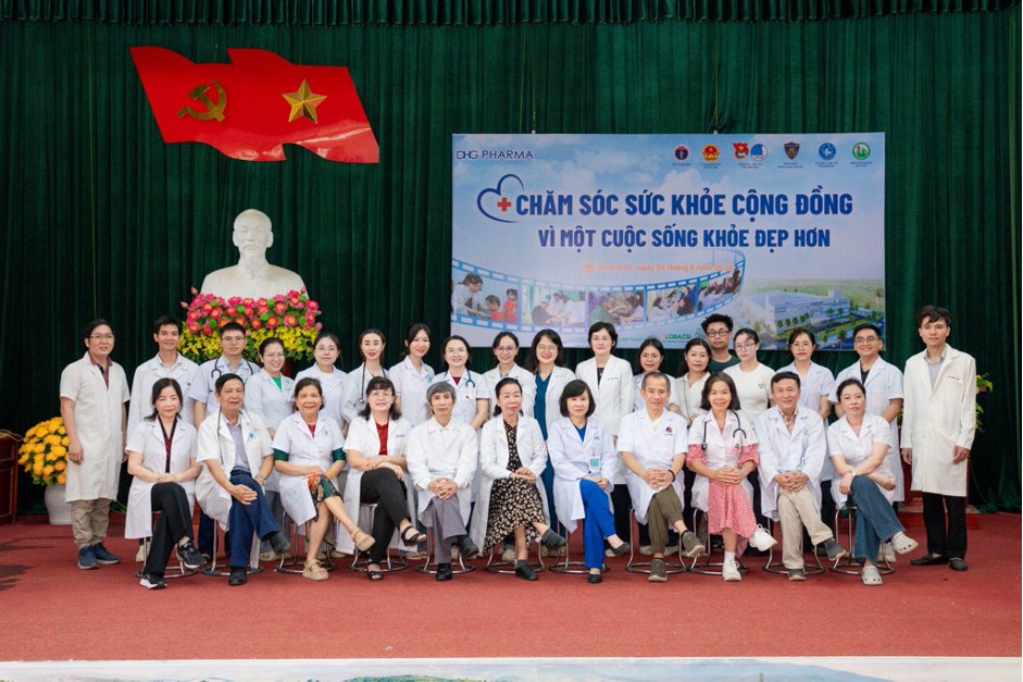 Behind a meaningful day of medical examination is the dedicated service of nearly 40 doctors, pharmacists, volunteers and companion units, together towards the goal of community health care. Photo: DHG Pharma