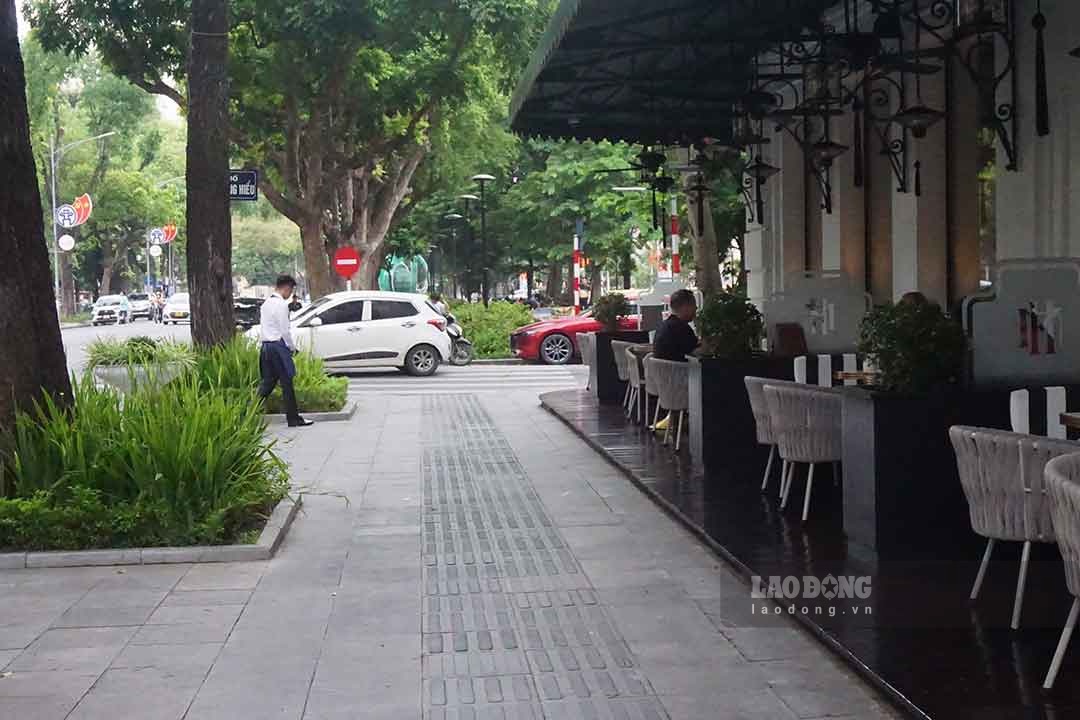 Hanoi proposes to withdraw the resolution on sidewalk leasing. Photo: Nhat Minh