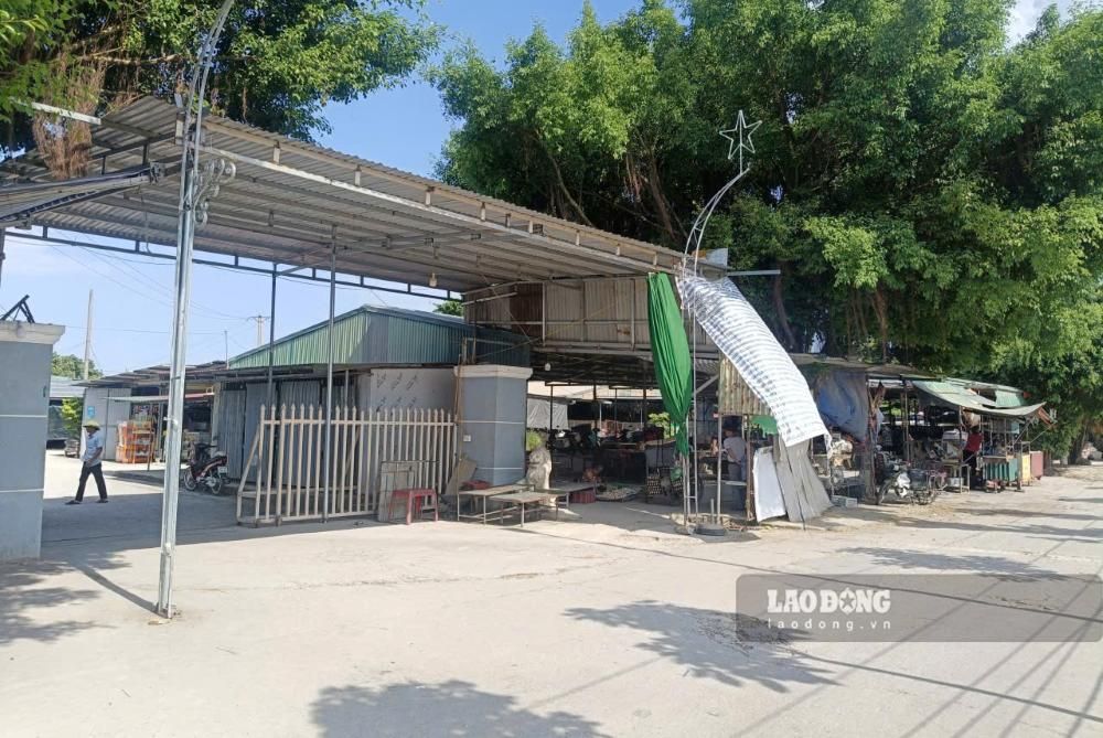 Les autorités locales demandent le démantèlement des constructions illégales dans la zone du marché. Photo: Quách Du