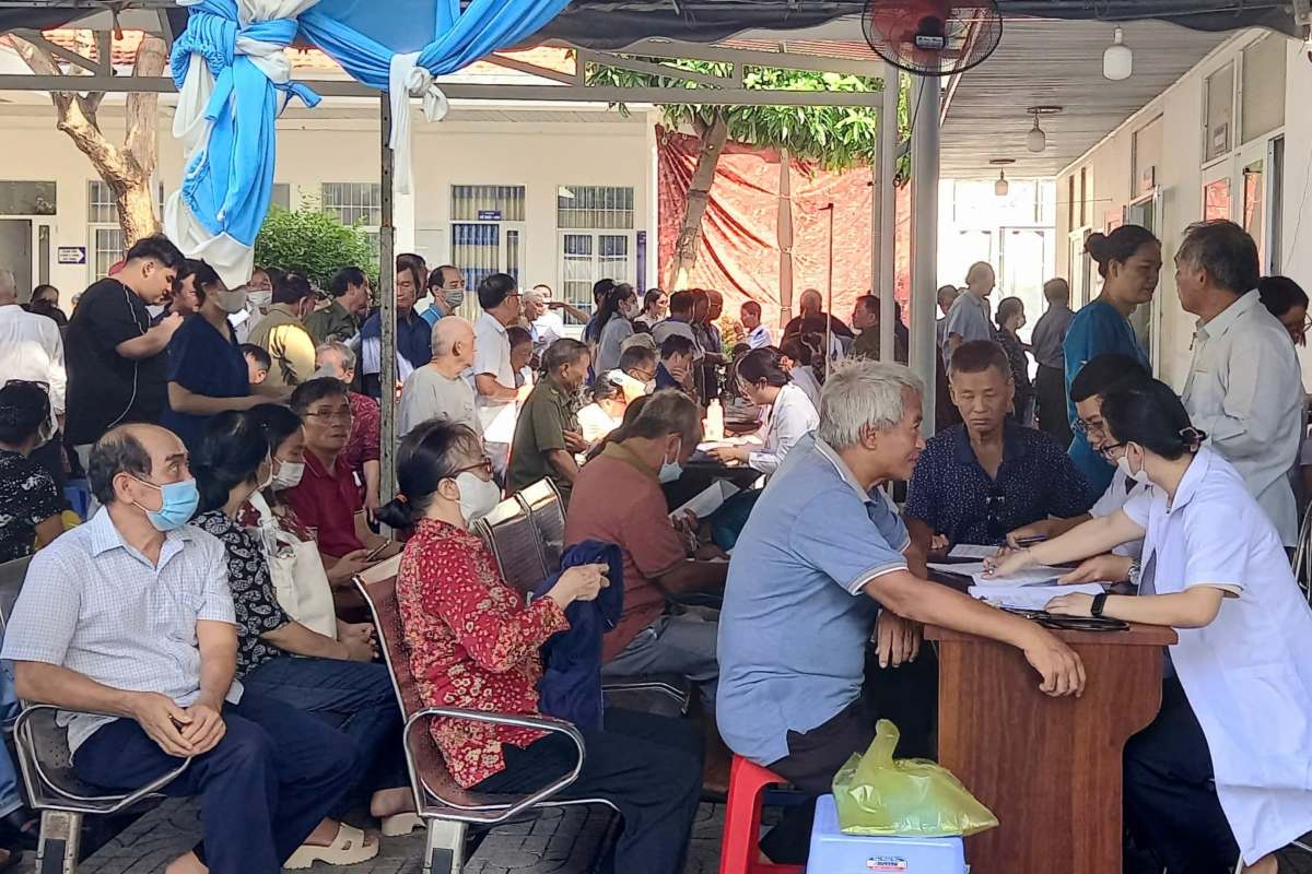 About 150 veterans participate in health check-ups at Vung Tau Ward Health Station. Photo: Ong Thao (Vung Tau Ward Fatherland Front Committee)