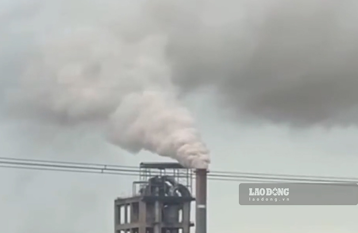 Unusual dust and smoke at Thang Long Cement Factory, Hoanh Bo ward, Quang Ninh province. Photo: Ngoc Anh