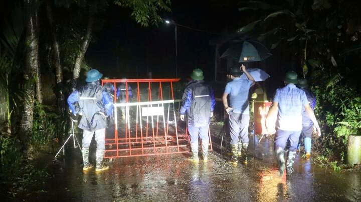 Các lực lượng chức năng triển khai tìm kiếm. Ảnh: UBND xã Phú Đình