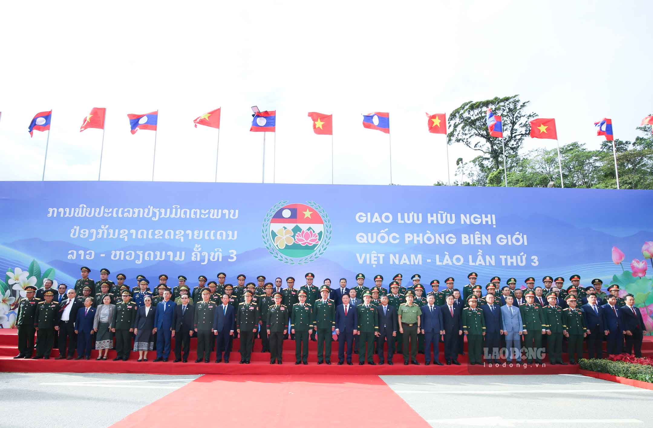 Delegates of the two countries participate in the 3rd Vietnam - Laos Border Defense Friendship Exchange. Photo: Duy Chuong