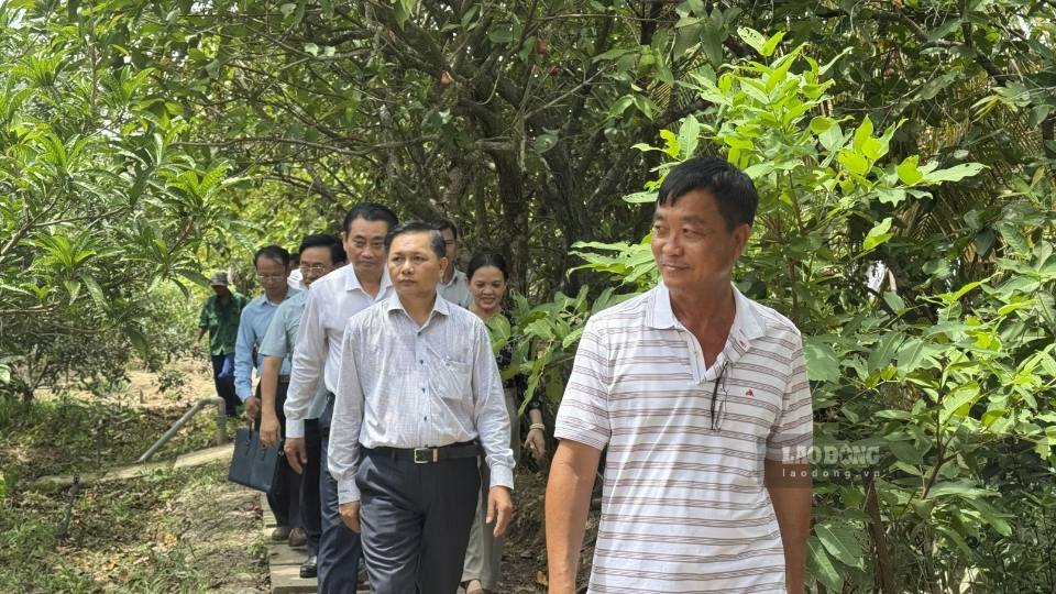 Bí thư Tỉnh ủy yêu cầu xã An Bình xây dựng quy hoạch tổng thể phát triển du lịch gắn với đầu tư hạ tầng. Ảnh: Hoàng Lộc