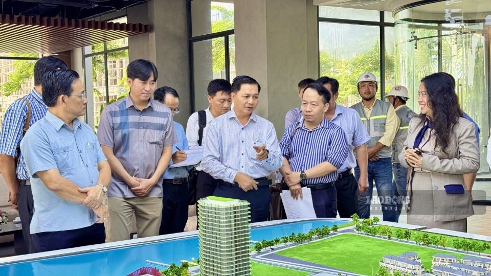 Đoàn công tác Thường trực Tỉnh ủy Vĩnh Long nghe báo cáo tiến độ Khu thương mại, dịch vụ và du lịch Mỹ Thuận. Ảnh: Hoàng Lộc