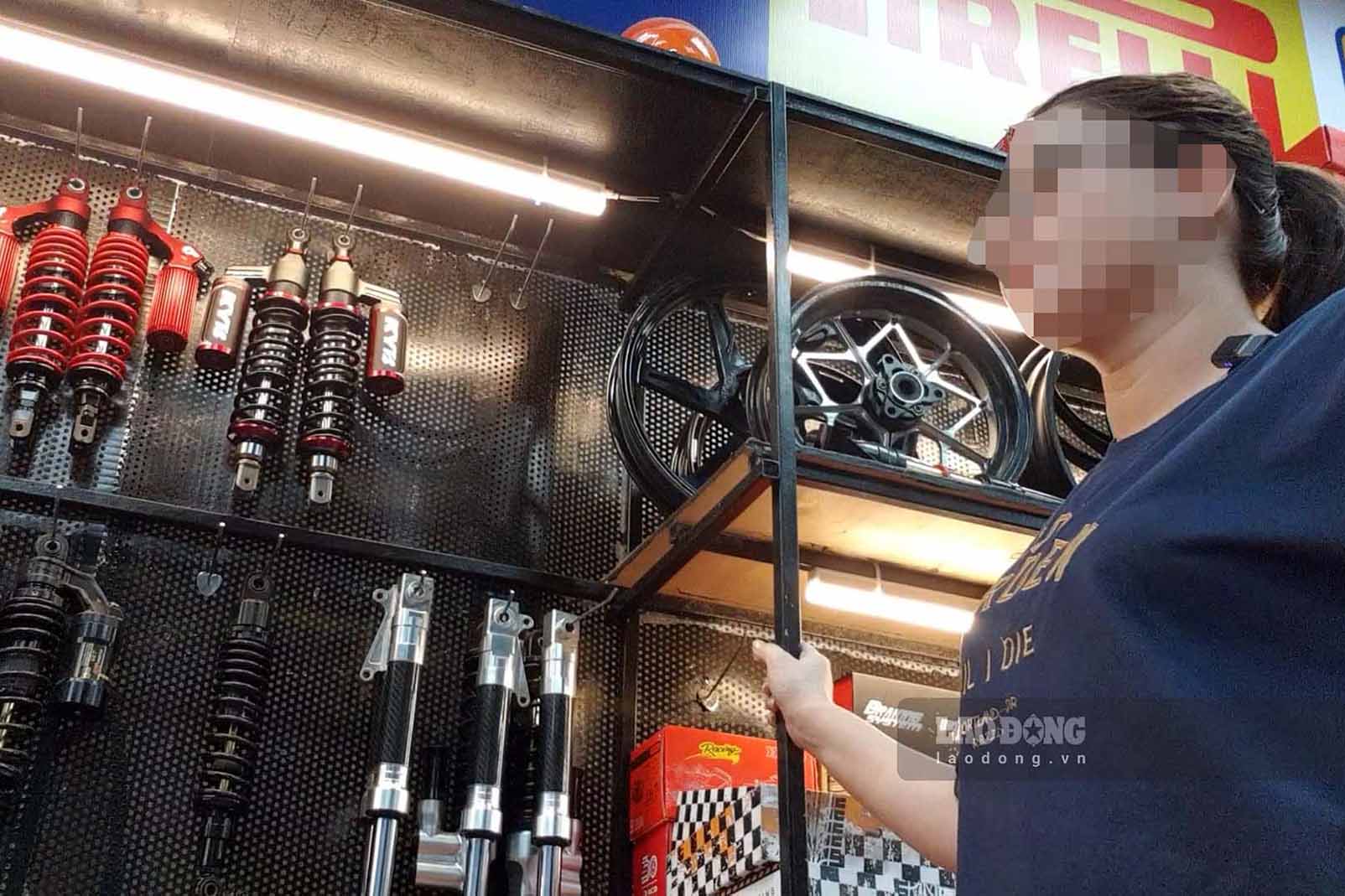 Chủ xưởng độ xe eMotorbikes Hà Nội thừa nhận không xuất hóa đơn cho khách hàng. Ảnh: Nhóm phóng viên.