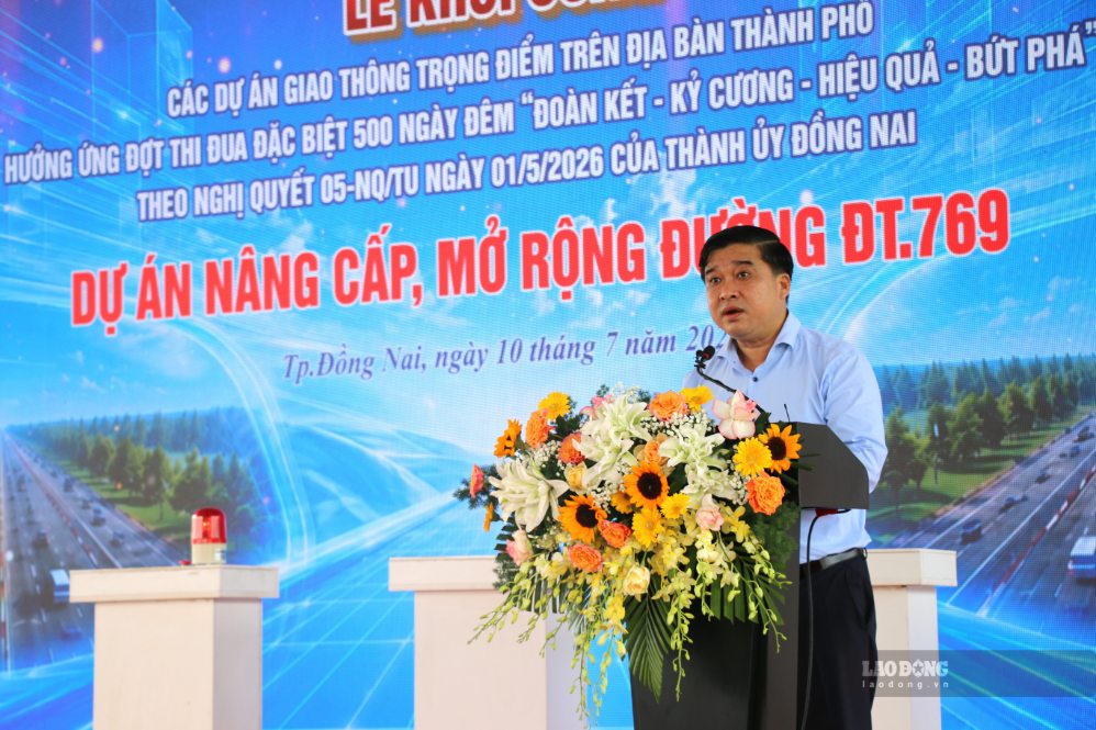 Phó Chủ tịch UBND TP Đồng Nai Hồ Văn Hà phát biểu tại lễ khởi công Đầu tư nâng cấp, mở rộng tuyến đường ĐT.769. Ảnh: Hà Anh Chiến