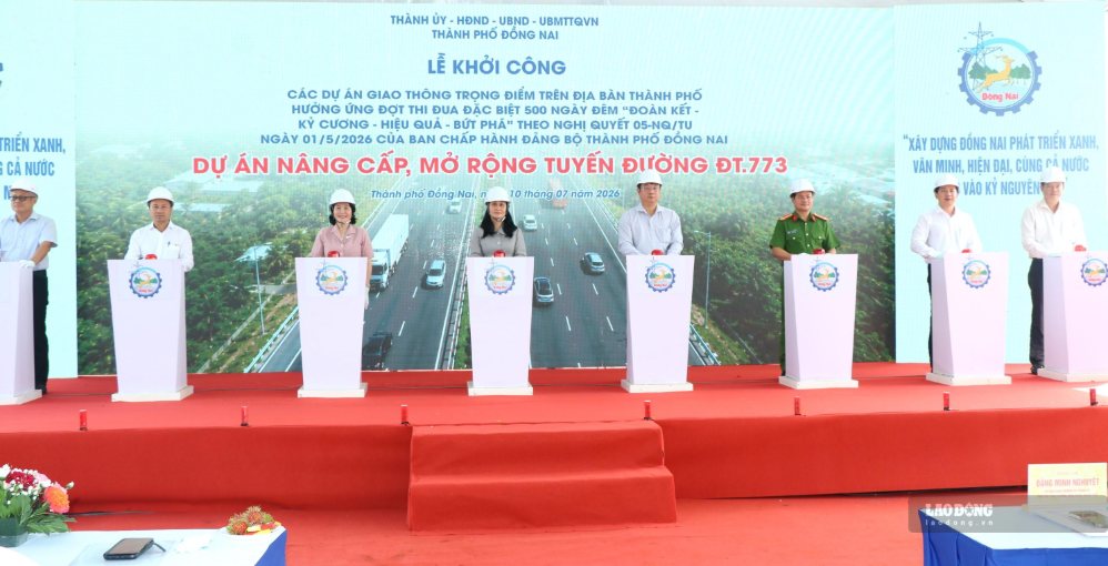 Các đại biểu thực hiện nghi thức bấm nút khởi công dự án Nâng cấp, mở rộng tuyến ĐT.773. Ảnh: HAC