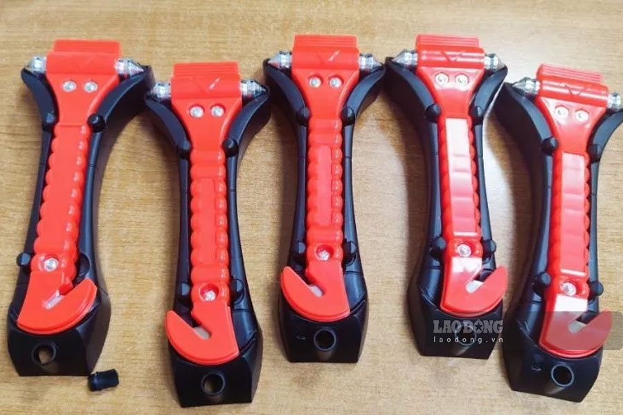 Many drivers actively seek to buy car escape hammer products after proposing registration. Photo: Duong Anh