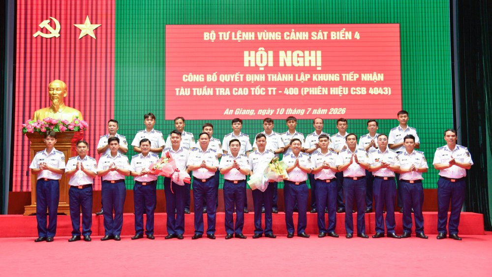 Heads of Coast Guard Region 4 Command and commanders of agencies and units present flowers to congratulate officers and soldiers of CSB 4043 vessel frame. Photo: Duc Thai/ Coast Guard Region 4 Command