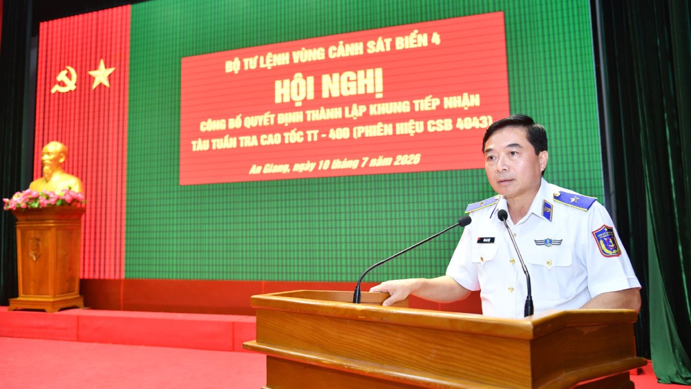 Thiếu tướng Đào Bá Việt - Tư lệnh Vùng Cảnh sát biển 4 phát biểu tại hội nghị. Ảnh: Đức Thái/ BTL Vùng CSB4