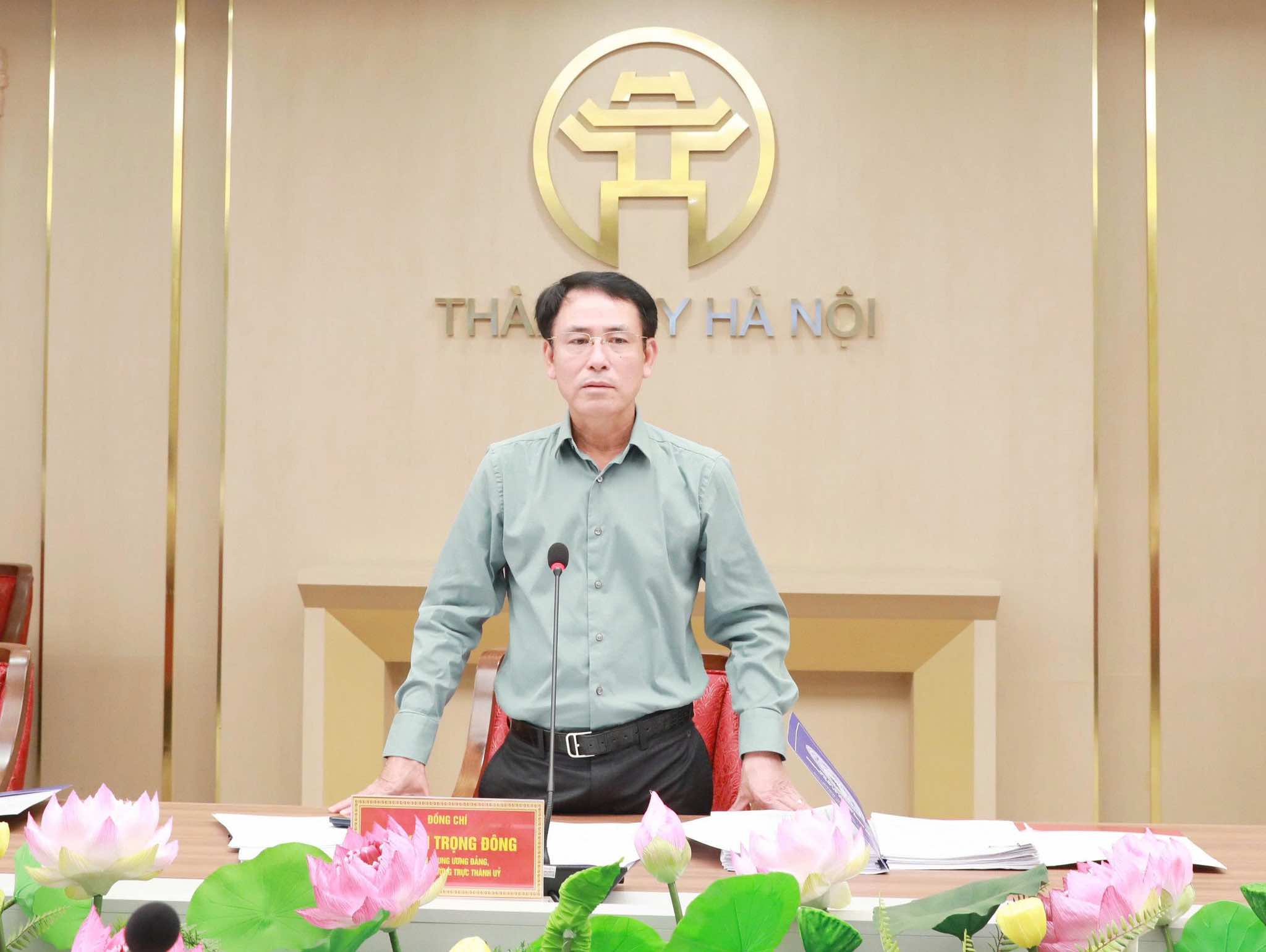 El miembro del Comité Central del Partido, Vicesecretario Permanente del Comité del Partido de la Ciudad de Hanoi, Nguyen Trong Dong, pronunció un discurso de conclusión en la reunión de trabajo. Foto: Pham Hung
