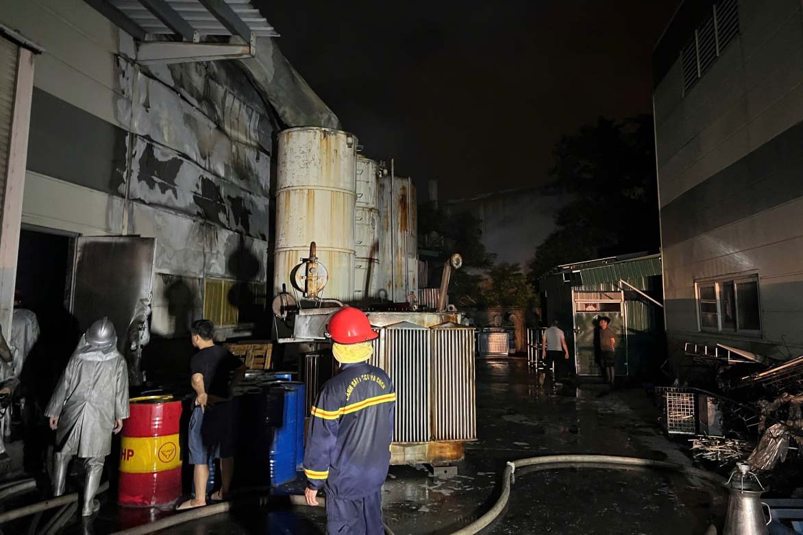 The fire occurred at a factory in Quang Minh Industrial Park on the evening of July 9. Photo: Hanoi Police