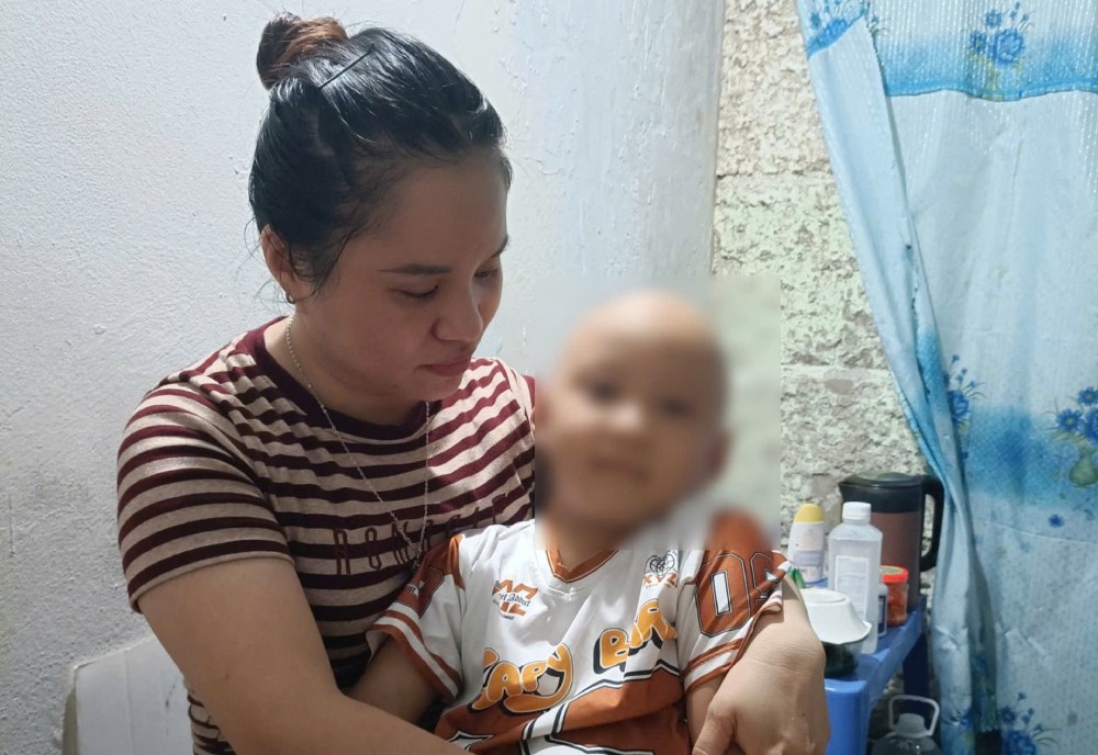 Chị Hiếu phải nghỉ làm công nhân để chăm con. Ảnh: Gia đình cung cấp