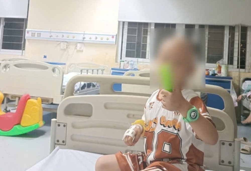 Cháu Bế Hoàng Bách đã được truyền hóa chất sau khi phát hiện bị ung thư máu. Ảnh: Gia đình cung cấp