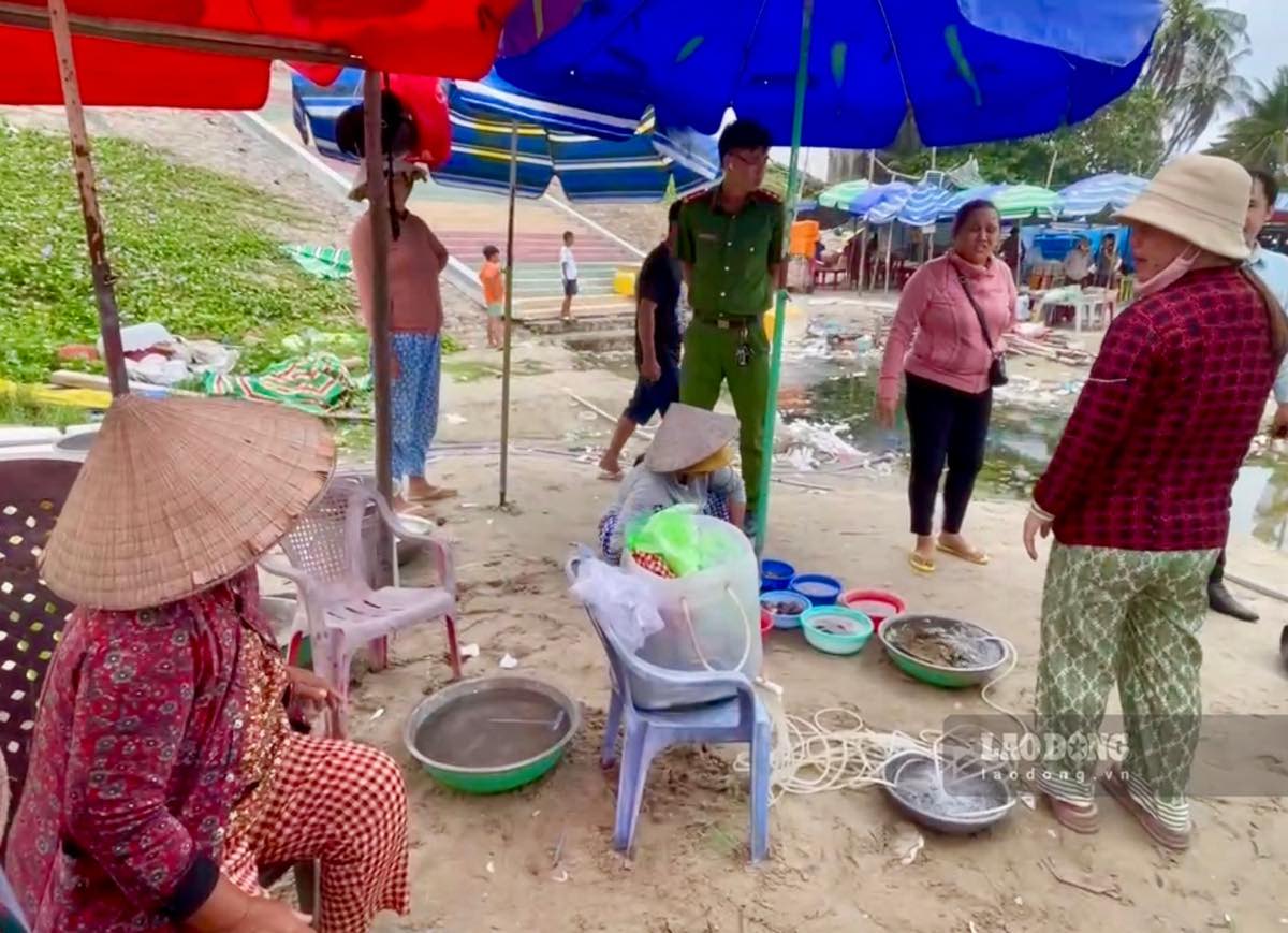 El Comité Popular del barrio de Mui Ne rectifica las actividades comerciales de mariscos, para evitar el fraude que afecte la imagen turística. Foto: Duy Tuan