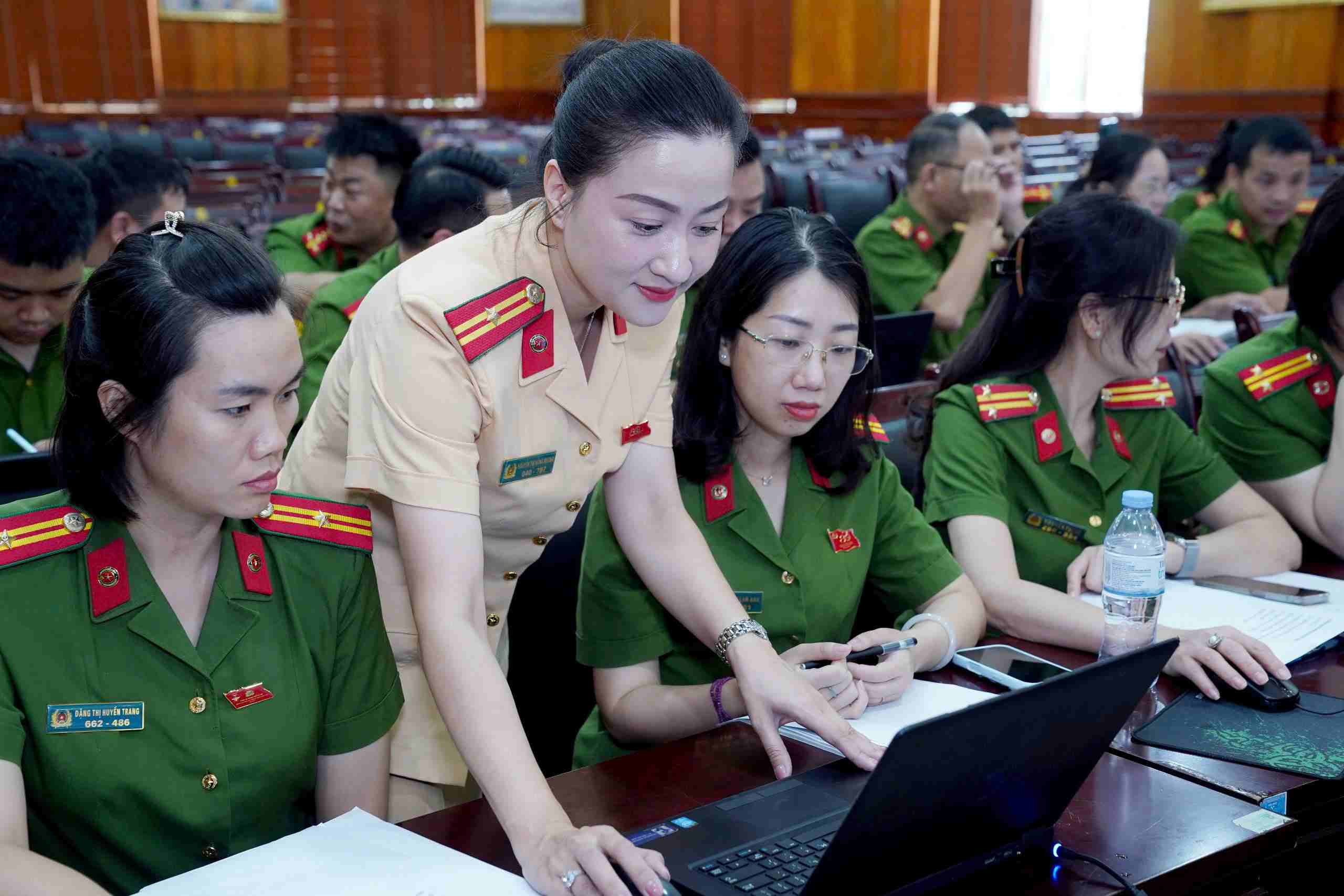 Hanoi Traffic Police Department officers exchange and guide police officers of communes and wards to participate in training on using the "Driver License Lookup" module. Photo: Hanoi Police