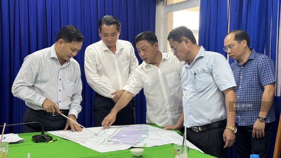 Vinh Long Provincial Party Secretary Tran Van Lau works with Tan Quoi Commune People's Committee on the progress of the Tan Binh Industrial Cluster project. Photo: Hoang Loc