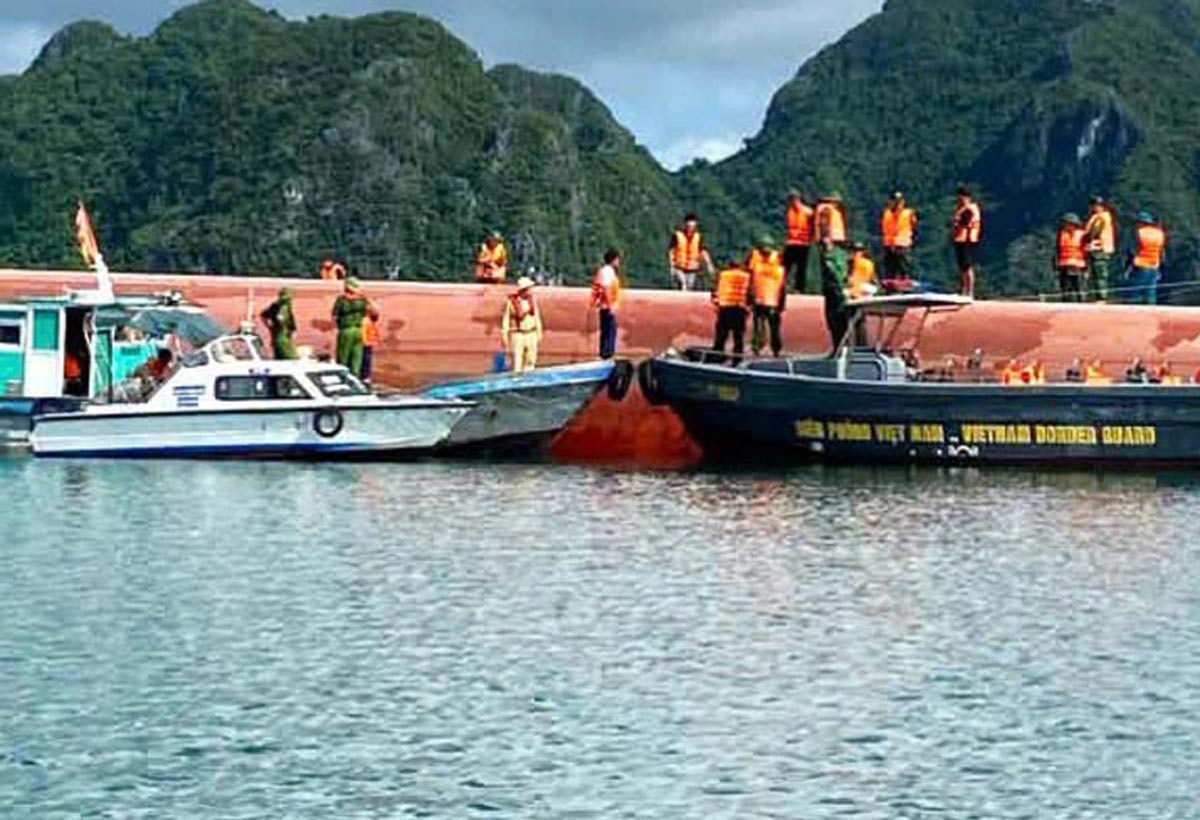 Functional forces of Quang Ninh province and Van Don special zone participate in searching for the last victim in the area where the ship encountered an accident. Photo: Van Don Special Zone People's Committee