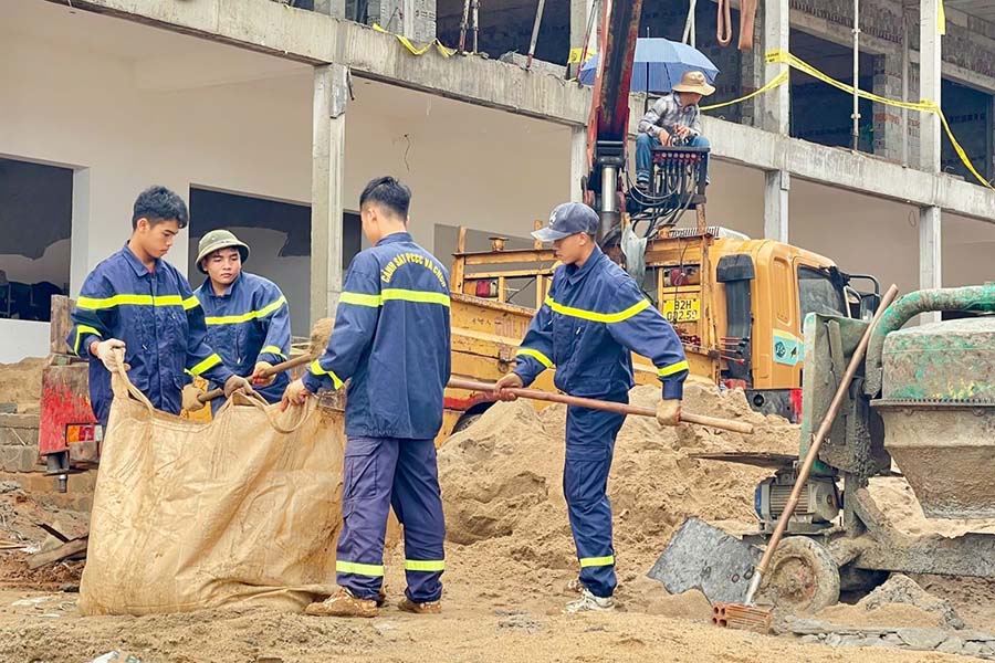 Firefighters and rescue soldiers of Quang Ngai province support building schools in Sa Loong border commune. Photo: E-Portal of Quang Ngai Provincial Police