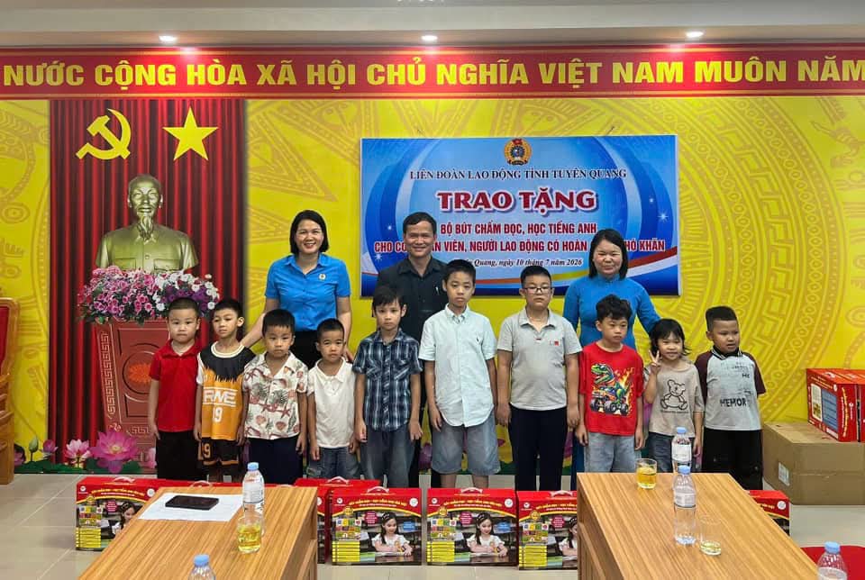 Giving gifts to children of union members and workers in Tuyen Quang. Photo: Tuyen Quang Trade Union