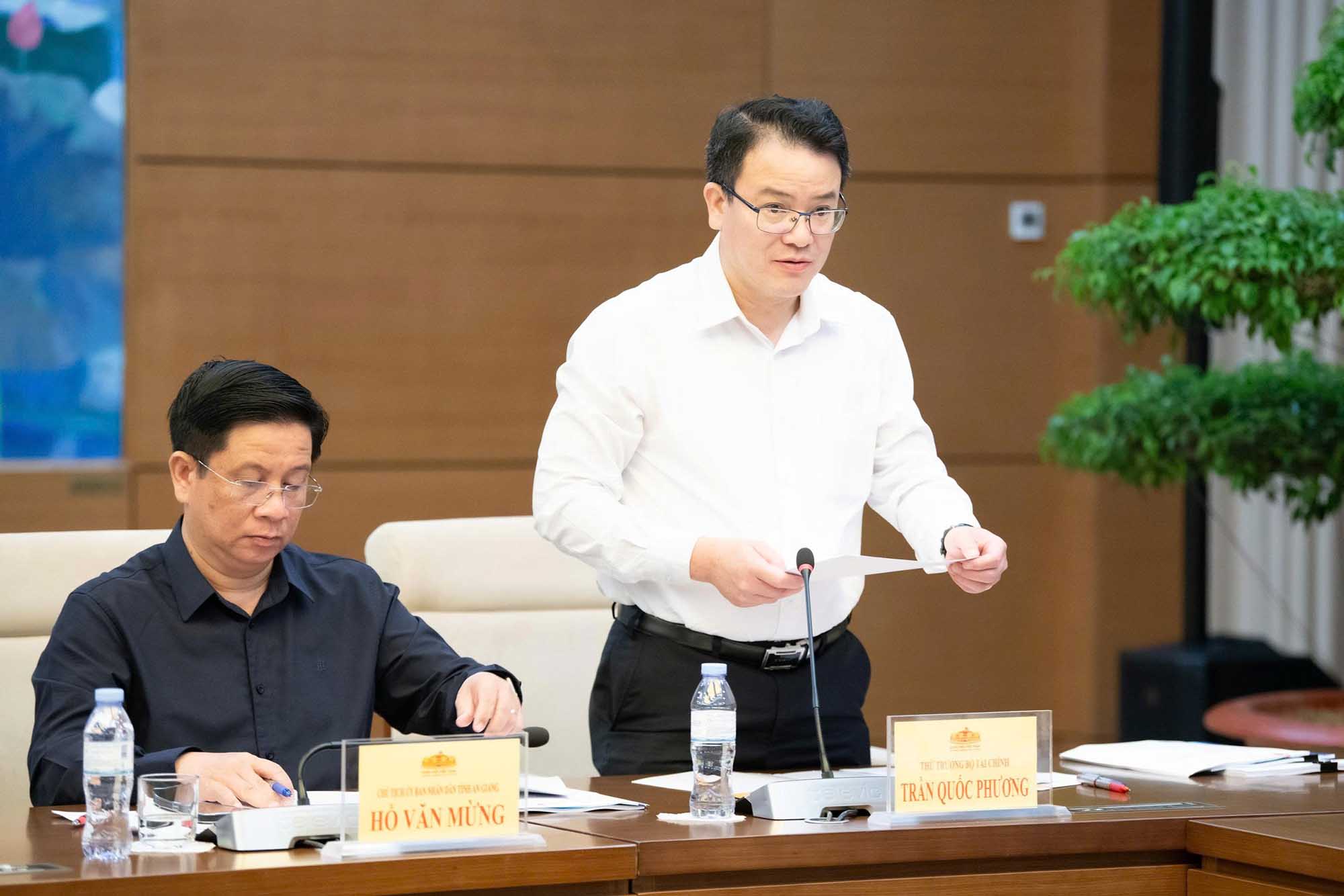 Deputy Minister of Finance Tran Quoc Phuong said that the draft amendment to the Investment Law proposes to cut a series of conditional business lines. Photo: Quochoi. vn.