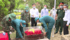 Encouraging forces exposed to the hot sun to find names for martyrs in Hue. Photo: Hue City Military Command