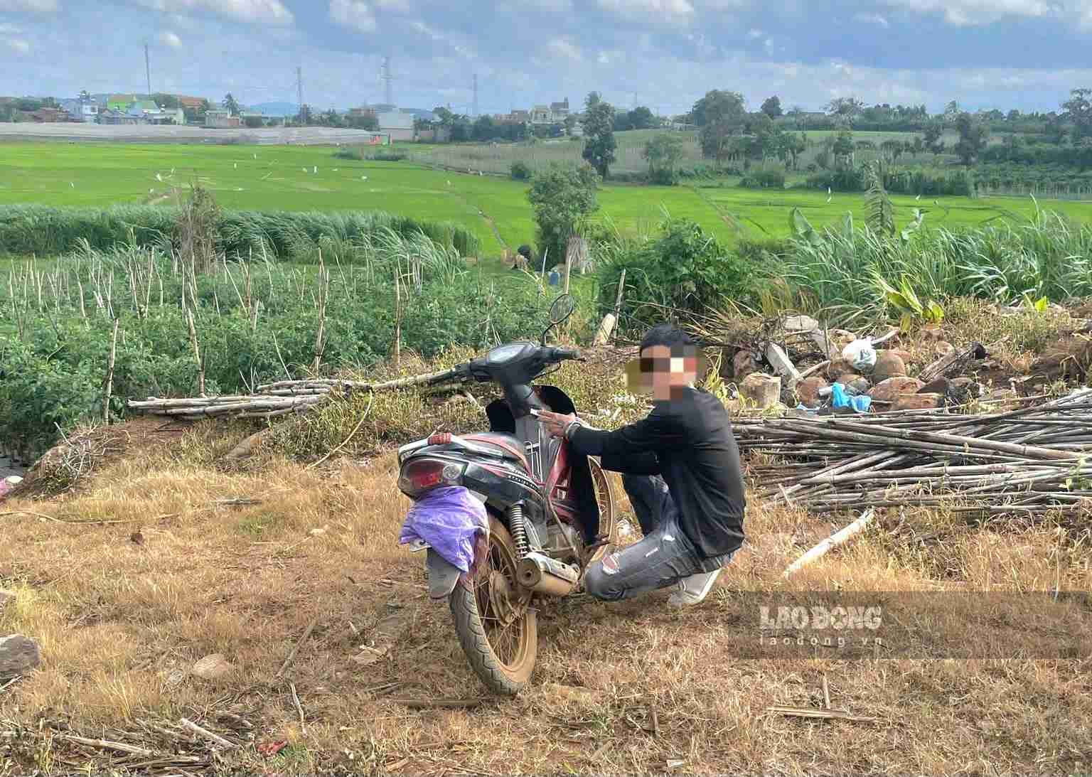 Đối tượng V bị bắt giữ để điều tra về hành vi trộm xe máy. Ảnh: Công an xã Đức Trọng