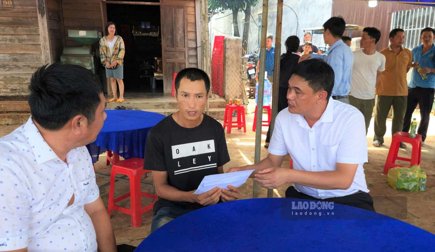 Les dirigeants de la commune de Nâm Nung rendent visite, présentent leurs condoléances et remettent des fonds pour soutenir les familles des victimes. Photo: Thần Hy