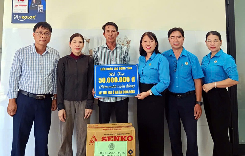 Trao hỗ trợ cho đoàn viên Võ Đê, Công đoàn cơ sở Công ty Cổ phần Du lịch Quảng Ngãi. Ảnh: Liên đoàn Lao động tỉnh Quảng Ngãi