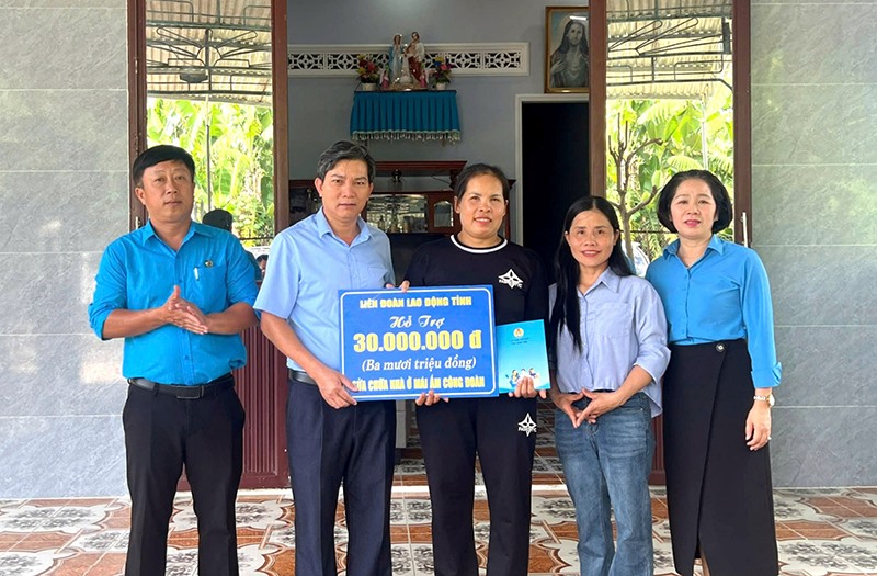 Mr. Nguyen Ngoc Trang - Vice Chairman of the Quang Ngai Provincial Labor Federation (2nd from the left) presents "Trade Union Home" support to union member Y Dao, grassroots Trade Union of Kon Tum Urban Environment Joint Stock Company. Photo: Quang Ngai Provincial Labor Federation