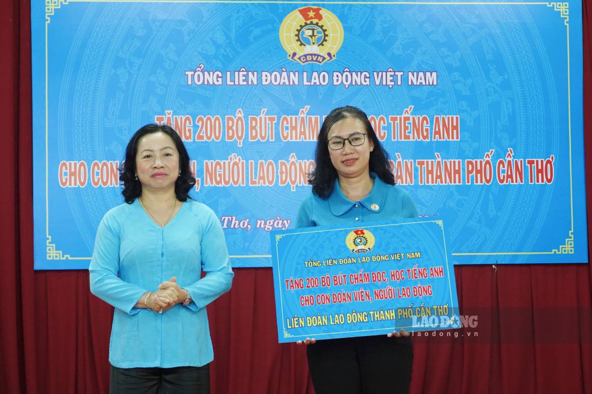 Bà Thái Thu Xương - Phó Chủ tịch Tổng LĐLĐ Việt Nam trao bảng tượng trưng 200 bộ bút chấm đọc, học tiếng Anh cho đại diện LĐLĐ TP Cần Thơ. Ảnh: Tạ Quang